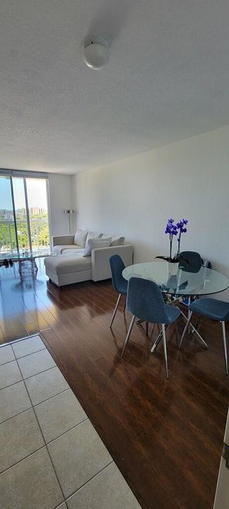 Active With Contract: $1,900 (1 beds, 1 baths, 605 Square Feet)