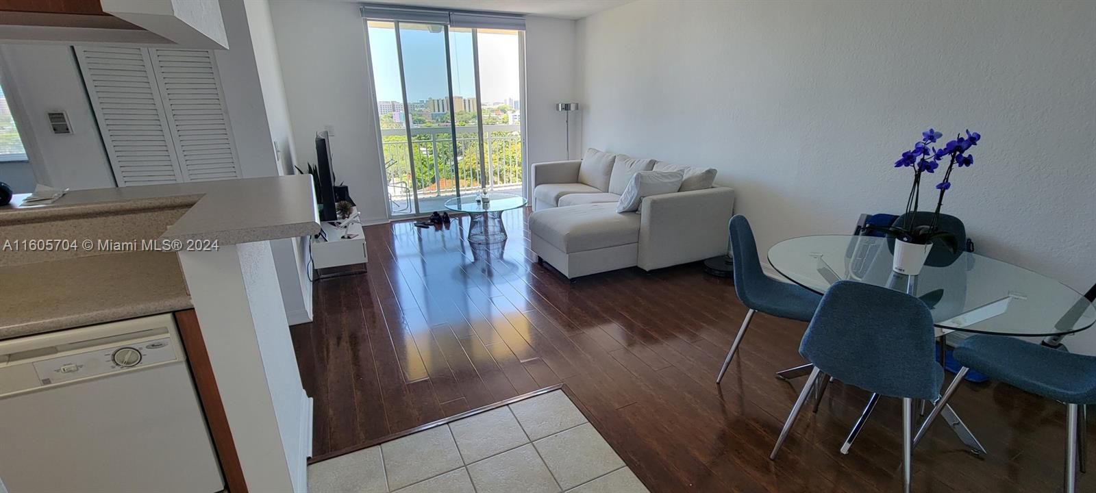 Active With Contract: $1,900 (1 beds, 1 baths, 605 Square Feet)