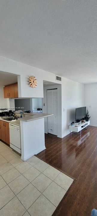 Active With Contract: $1,900 (1 beds, 1 baths, 605 Square Feet)