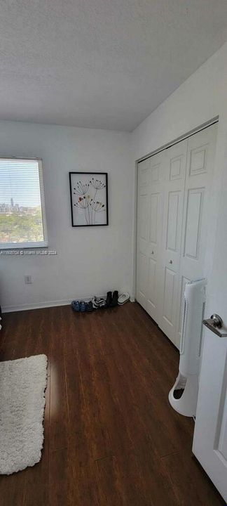 Active With Contract: $1,900 (1 beds, 1 baths, 605 Square Feet)