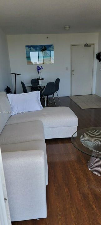 Active With Contract: $1,900 (1 beds, 1 baths, 605 Square Feet)