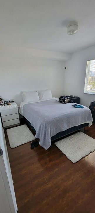 Active With Contract: $1,900 (1 beds, 1 baths, 605 Square Feet)