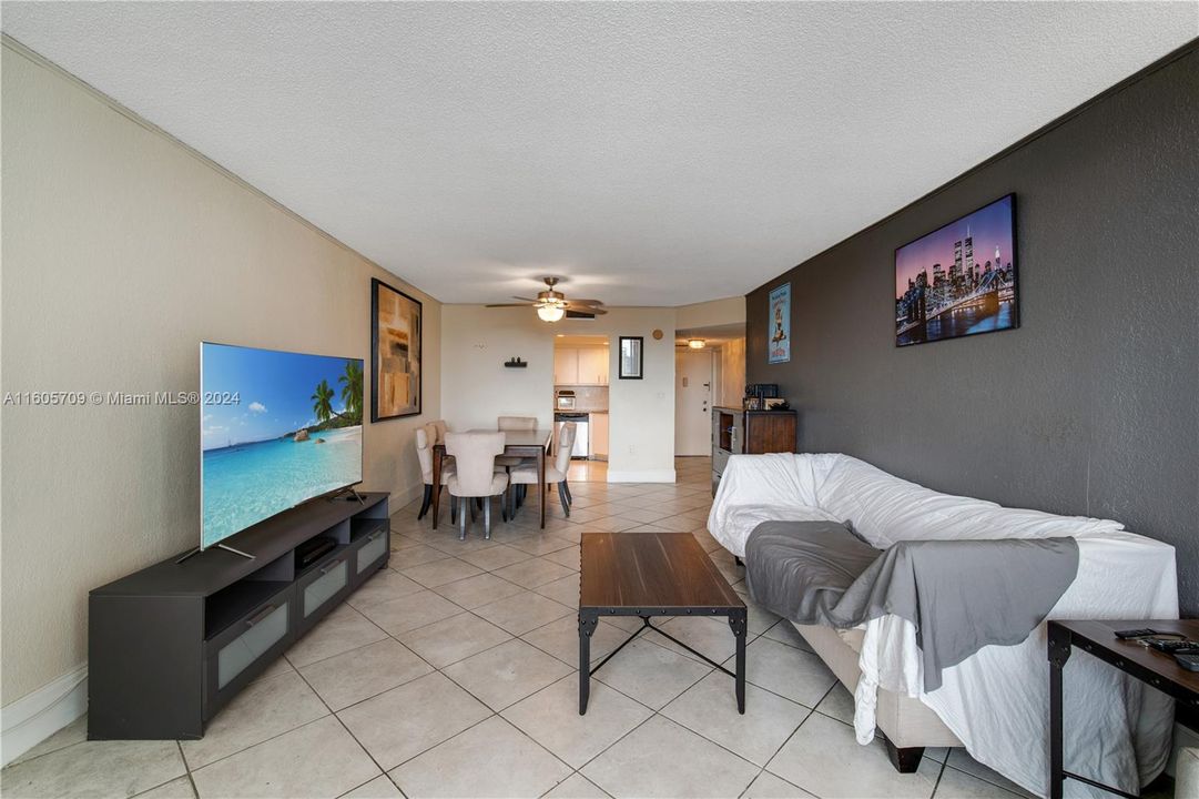 Active With Contract: $210,000 (1 beds, 1 baths, 766 Square Feet)