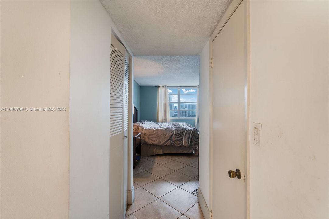Active With Contract: $210,000 (1 beds, 1 baths, 766 Square Feet)