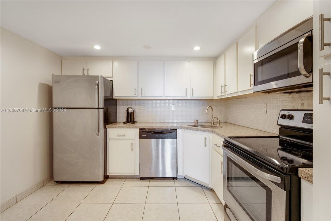 Active With Contract: $210,000 (1 beds, 1 baths, 766 Square Feet)