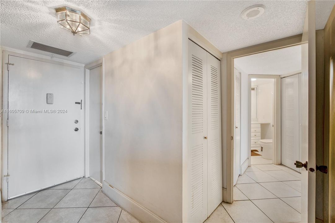 Active With Contract: $210,000 (1 beds, 1 baths, 766 Square Feet)