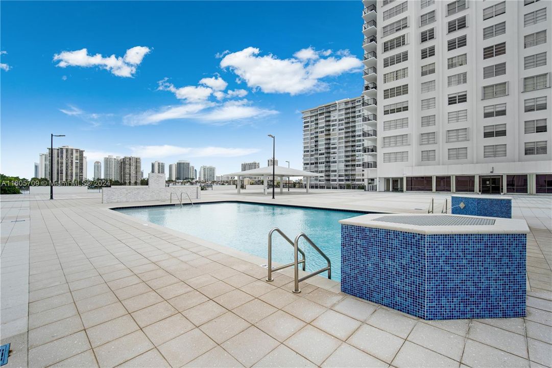 Active With Contract: $210,000 (1 beds, 1 baths, 766 Square Feet)