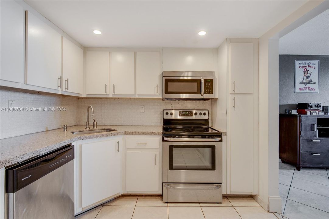 Active With Contract: $210,000 (1 beds, 1 baths, 766 Square Feet)