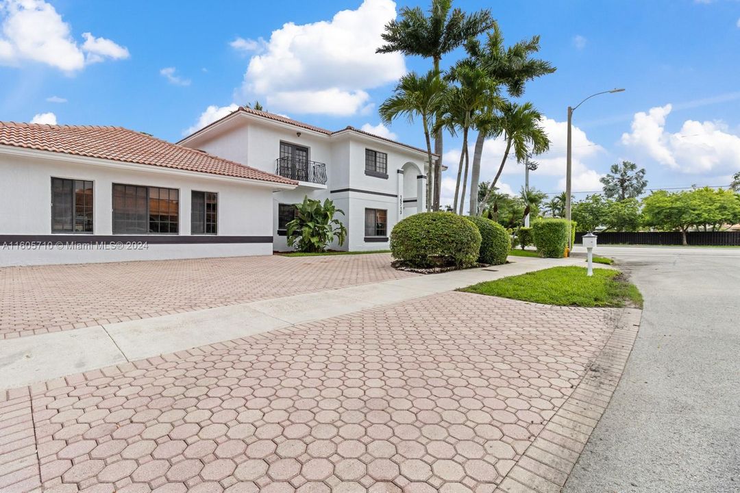 Vendido Recientemente: $999,900 (6 camas, 4 baños, 3741 Pies cuadrados)