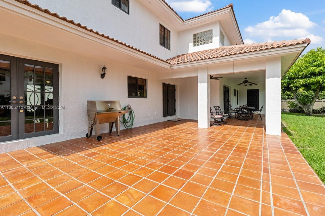 Vendido Recientemente: $999,900 (6 camas, 4 baños, 3741 Pies cuadrados)