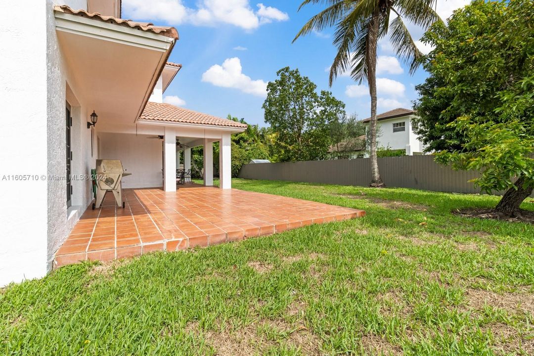 Vendido Recientemente: $999,900 (6 camas, 4 baños, 3741 Pies cuadrados)