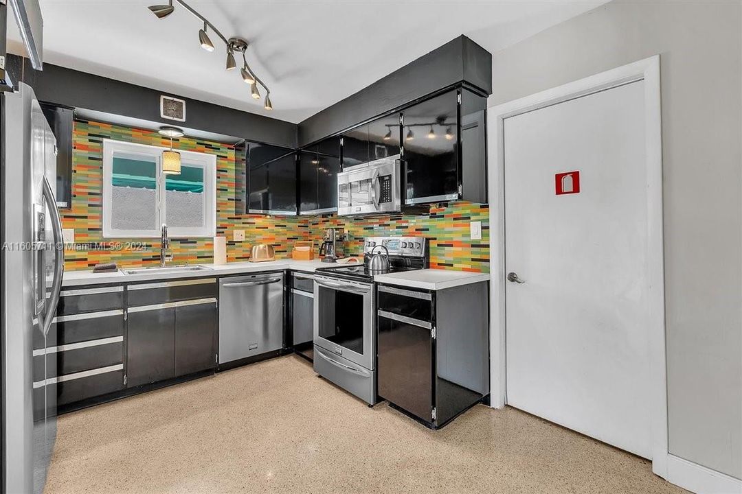 Active With Contract: $6,800 (3 beds, 2 baths, 1593 Square Feet)