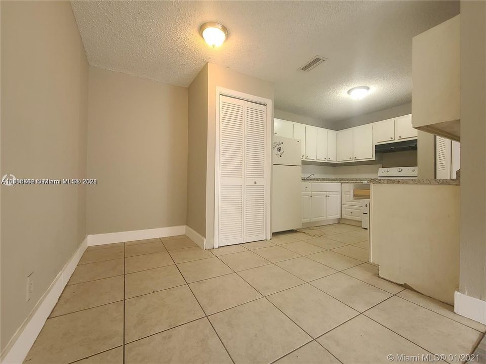 For Sale: $165,000 (2 beds, 1 baths, 829 Square Feet)