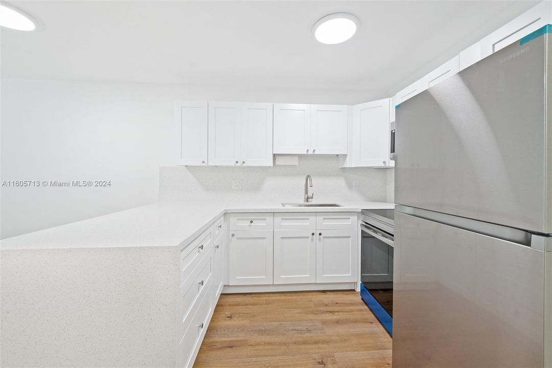 Active With Contract: $245,000 (1 beds, 1 baths, 616 Square Feet)