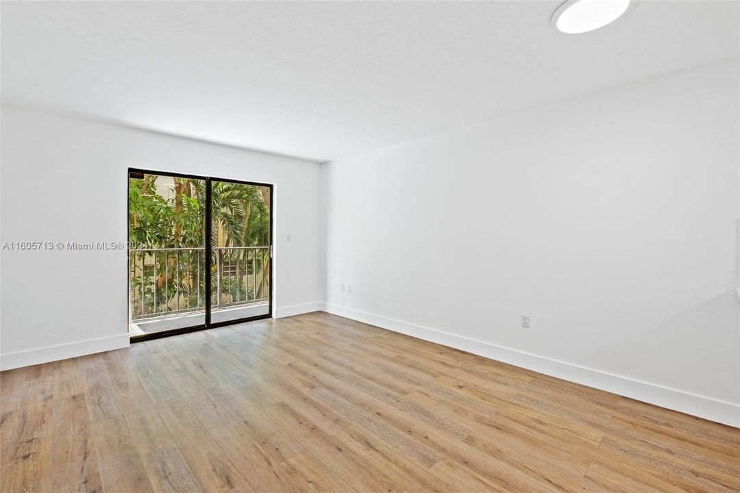 Active With Contract: $245,000 (1 beds, 1 baths, 616 Square Feet)