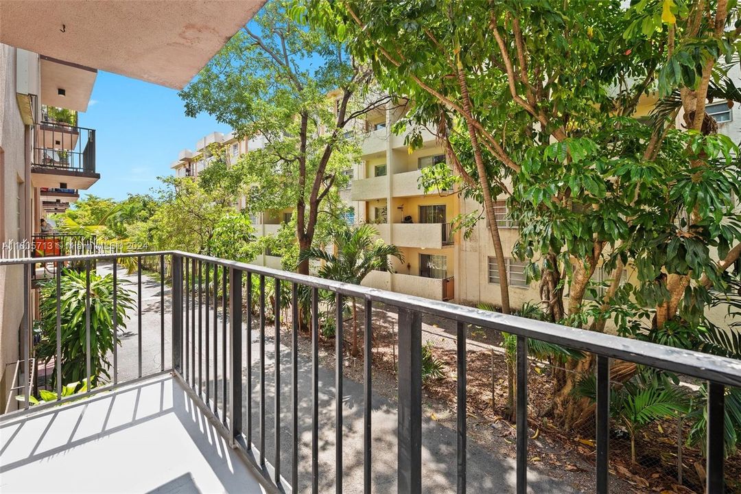 Active With Contract: $245,000 (1 beds, 1 baths, 616 Square Feet)