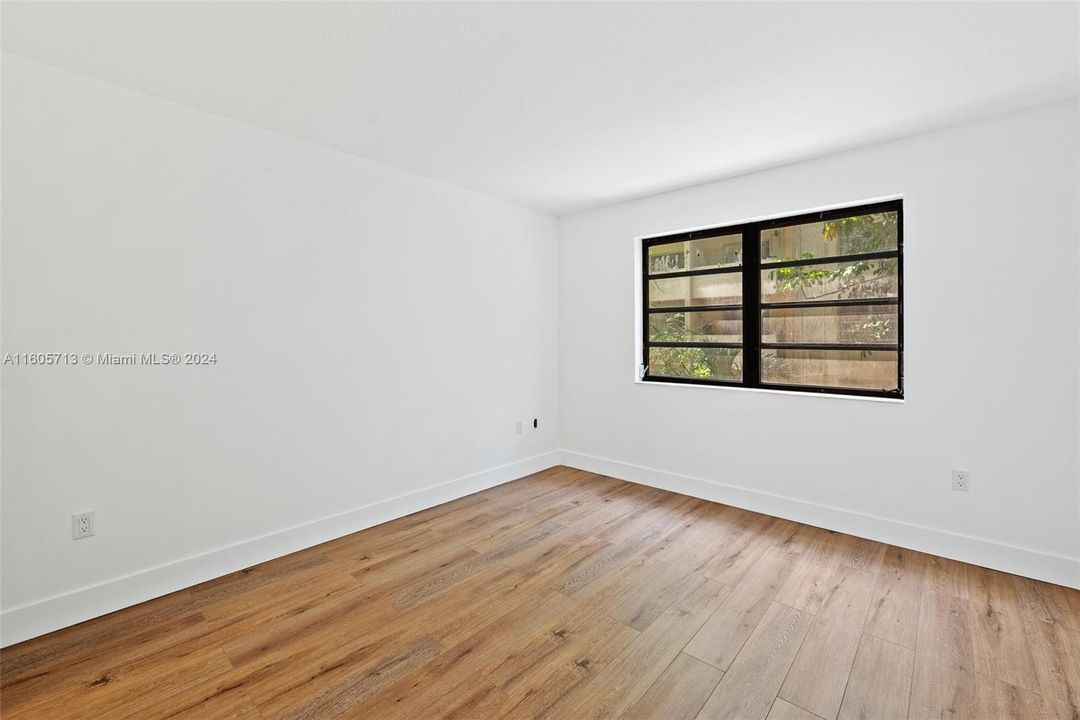 Active With Contract: $245,000 (1 beds, 1 baths, 616 Square Feet)