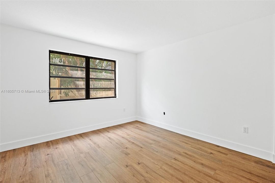 Active With Contract: $245,000 (1 beds, 1 baths, 616 Square Feet)