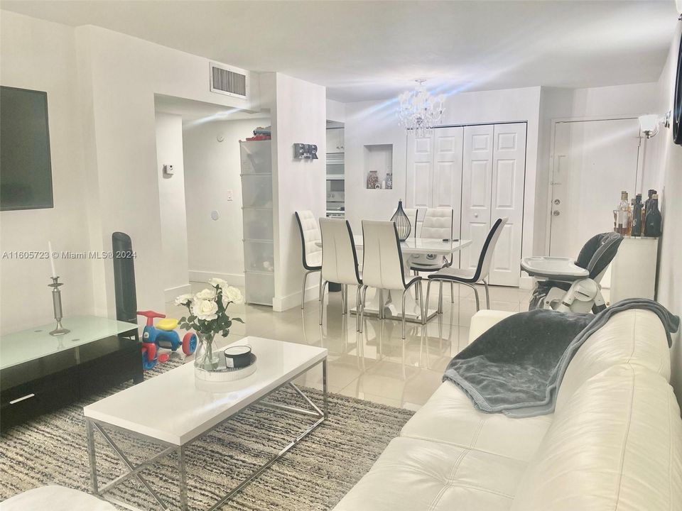 Active With Contract: $1,950 (1 beds, 1 baths, 680 Square Feet)