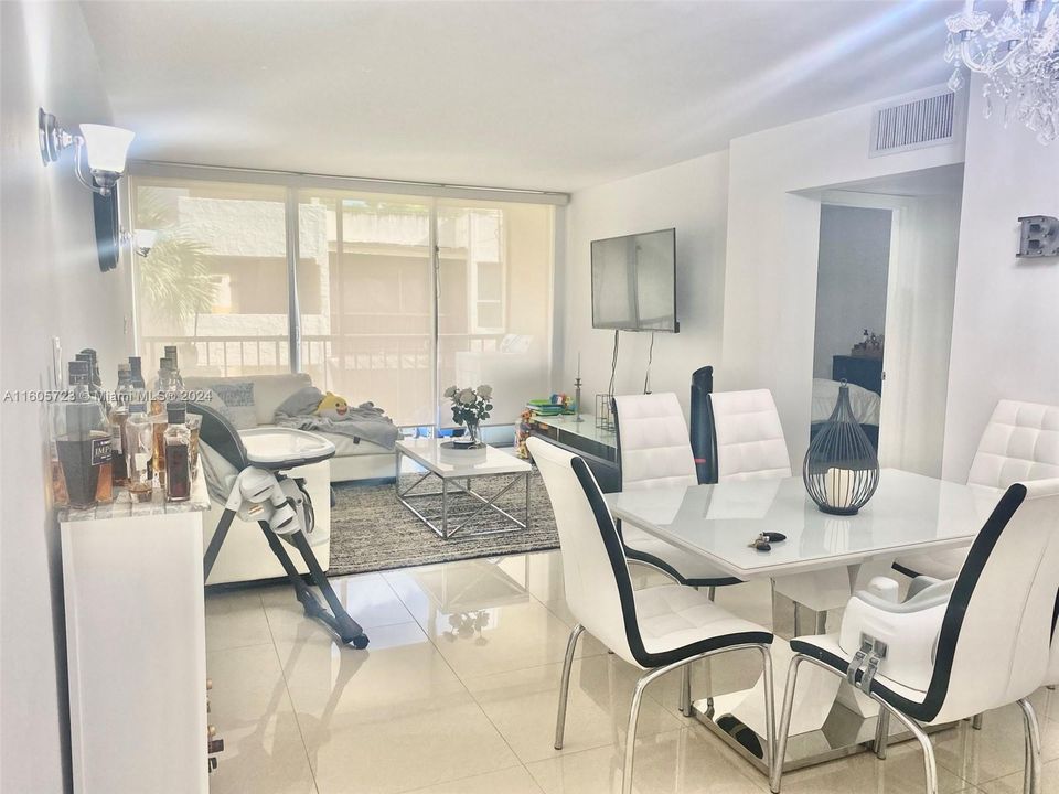 Active With Contract: $1,950 (1 beds, 1 baths, 680 Square Feet)