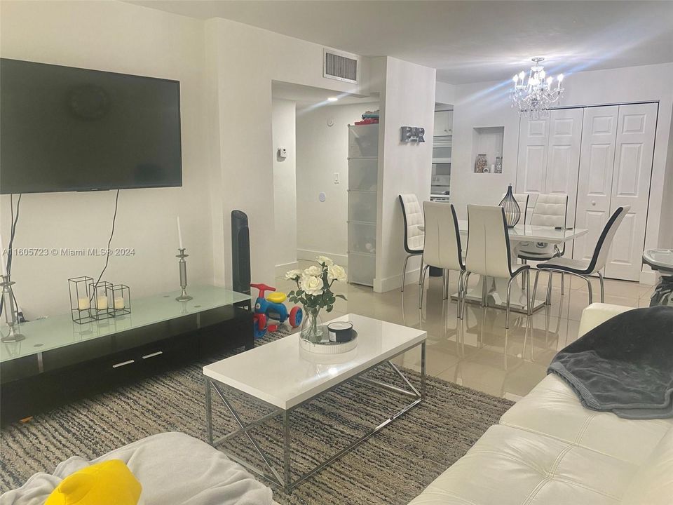 Active With Contract: $1,950 (1 beds, 1 baths, 680 Square Feet)