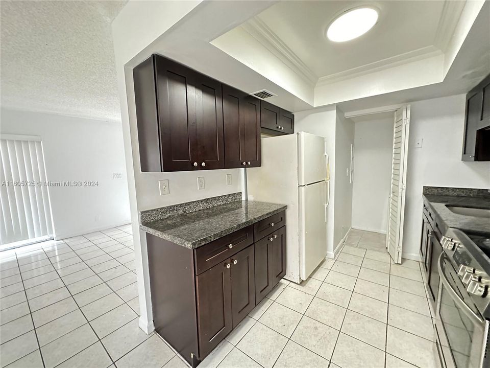 For Rent: $1,850 (2 beds, 1 baths, 940 Square Feet)