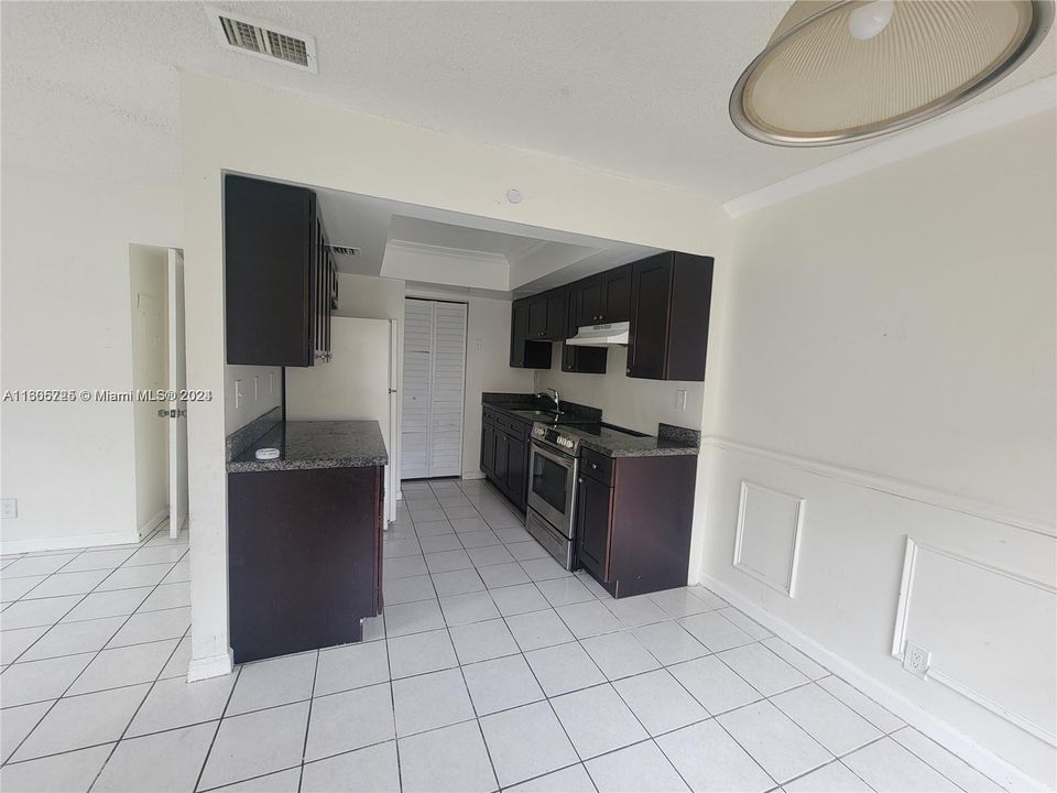 For Rent: $1,850 (2 beds, 1 baths, 940 Square Feet)