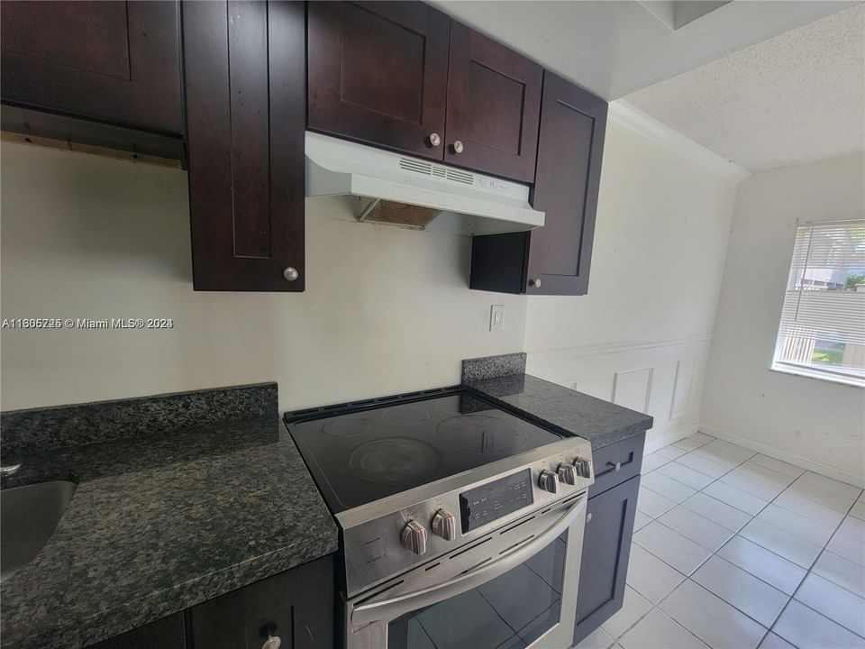 For Rent: $1,850 (2 beds, 1 baths, 940 Square Feet)