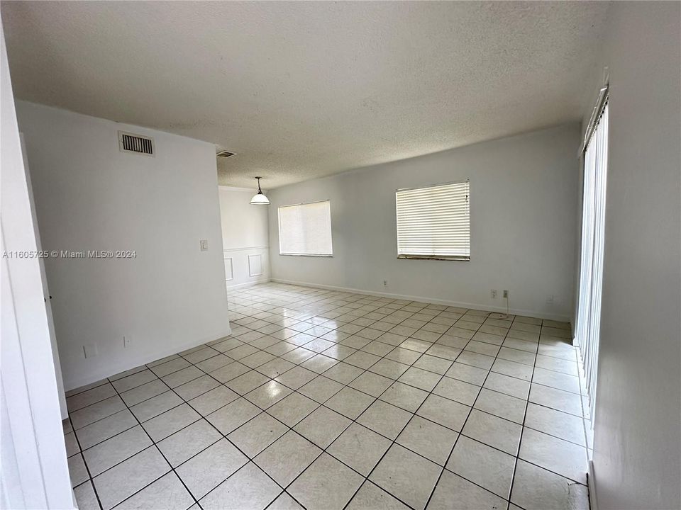 For Rent: $1,850 (2 beds, 1 baths, 940 Square Feet)