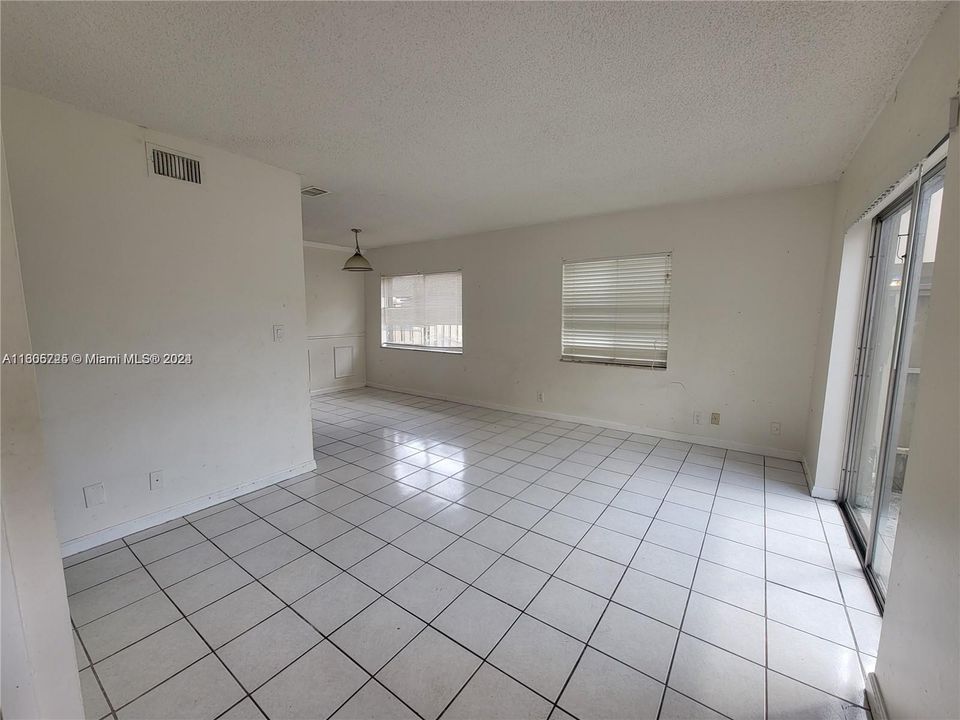 For Rent: $1,850 (2 beds, 1 baths, 940 Square Feet)