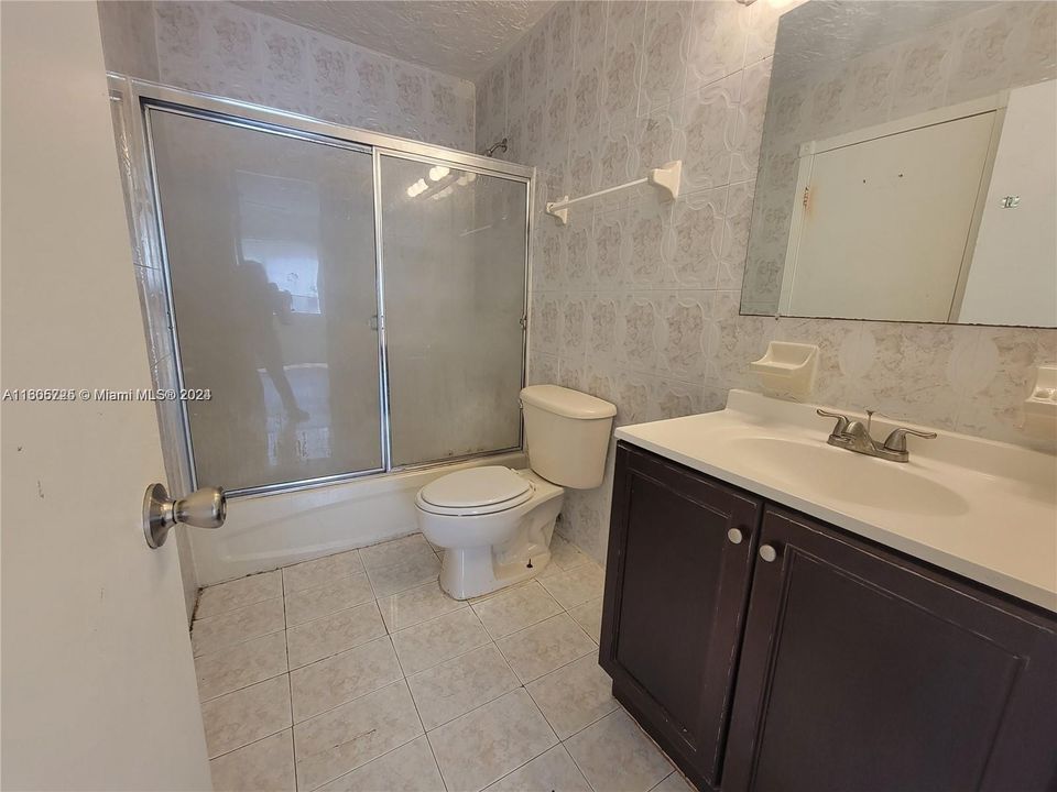 For Rent: $1,850 (2 beds, 1 baths, 940 Square Feet)