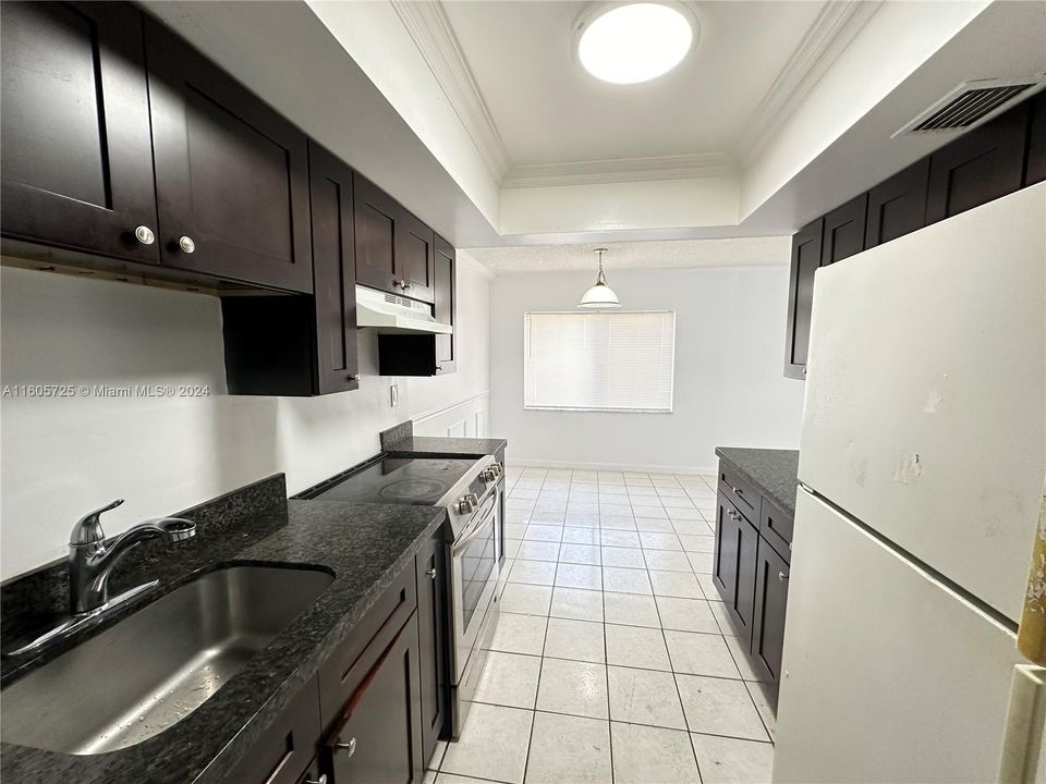 For Rent: $1,850 (2 beds, 1 baths, 940 Square Feet)