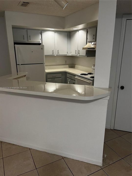 Active With Contract: $1,575 (1 beds, 1 baths, 712 Square Feet)