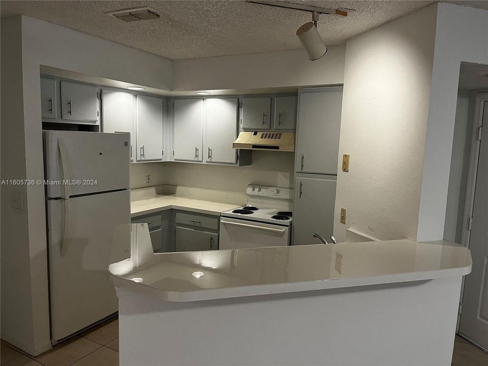 For Rent: $1,575 (1 beds, 1 baths, 712 Square Feet)