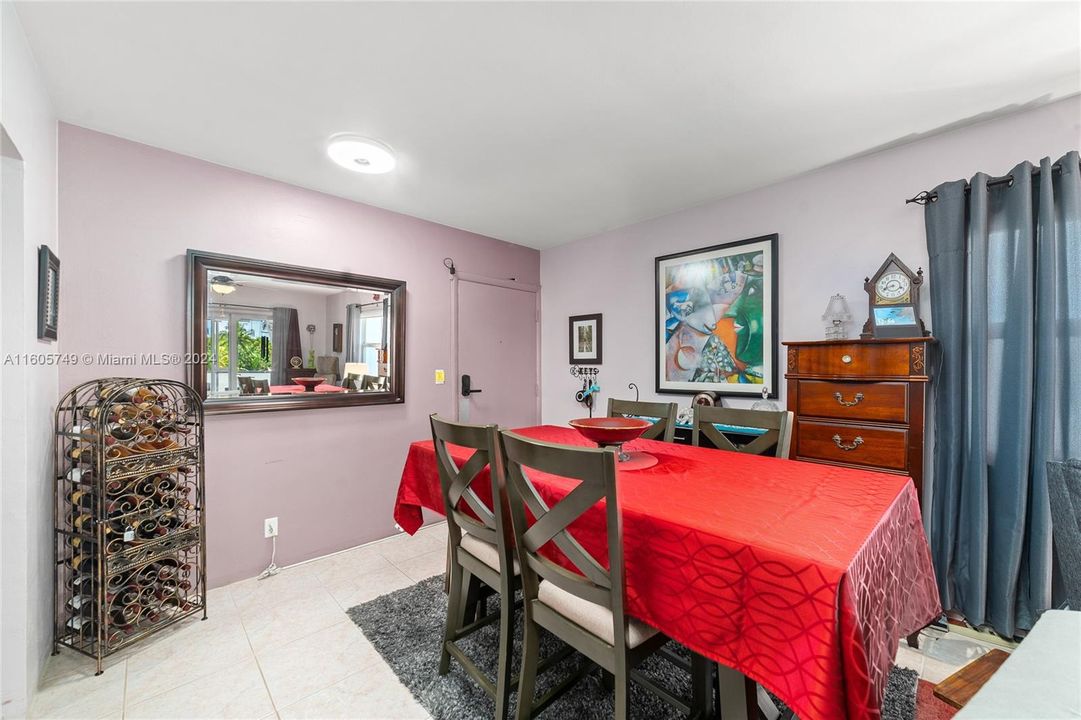 For Sale: $275,000 (1 beds, 1 baths, 600 Square Feet)
