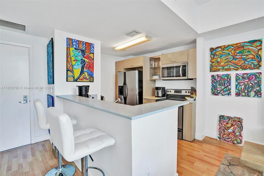 For Sale: $385,000 (1 beds, 1 baths, 659 Square Feet)