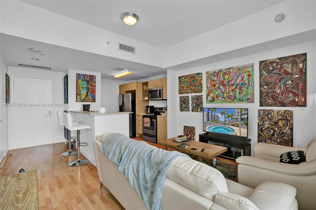 For Sale: $385,000 (1 beds, 1 baths, 659 Square Feet)