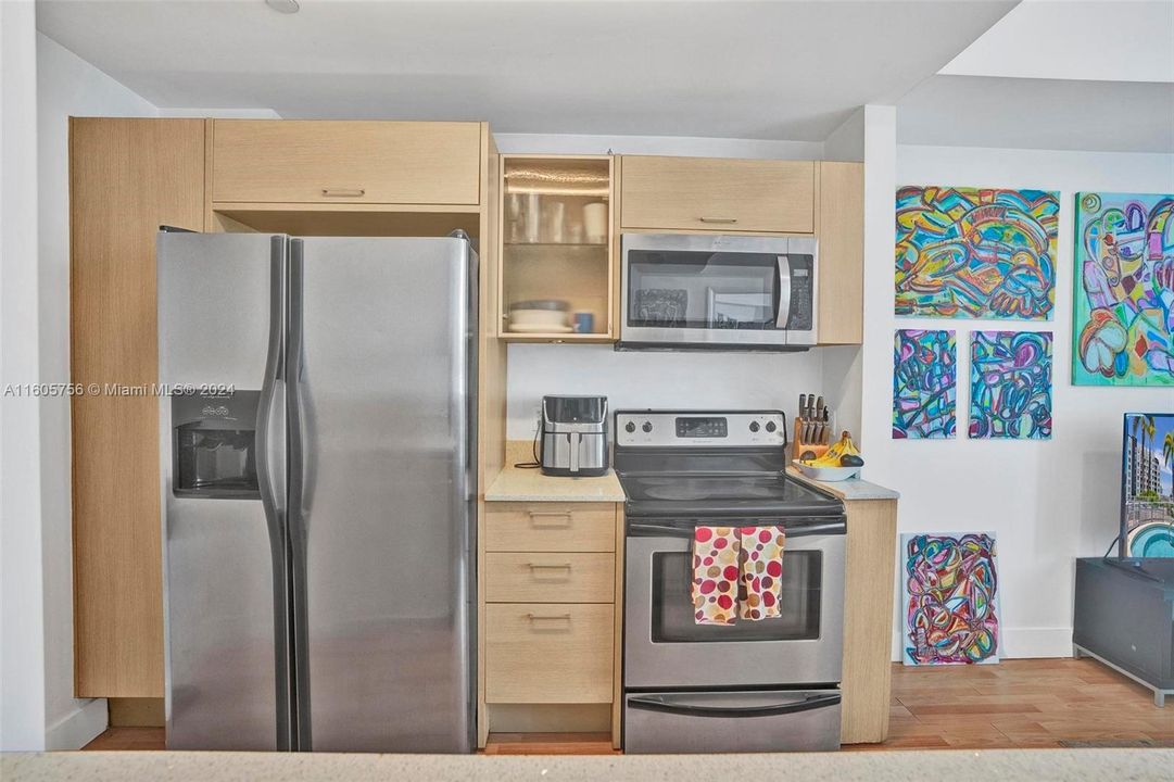 For Sale: $385,000 (1 beds, 1 baths, 659 Square Feet)