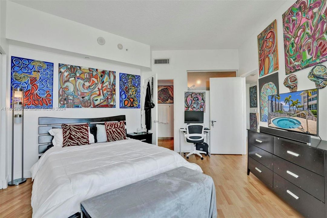 For Sale: $385,000 (1 beds, 1 baths, 659 Square Feet)