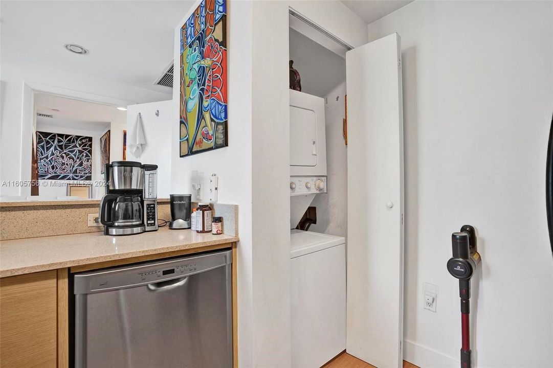 For Sale: $385,000 (1 beds, 1 baths, 659 Square Feet)