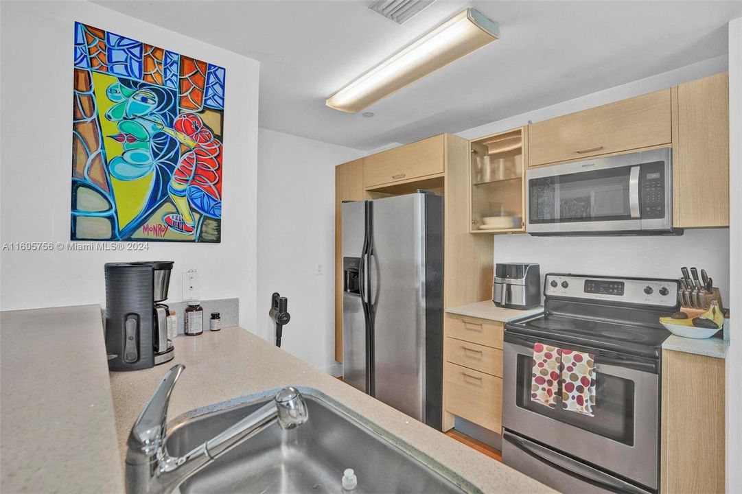 For Sale: $385,000 (1 beds, 1 baths, 659 Square Feet)