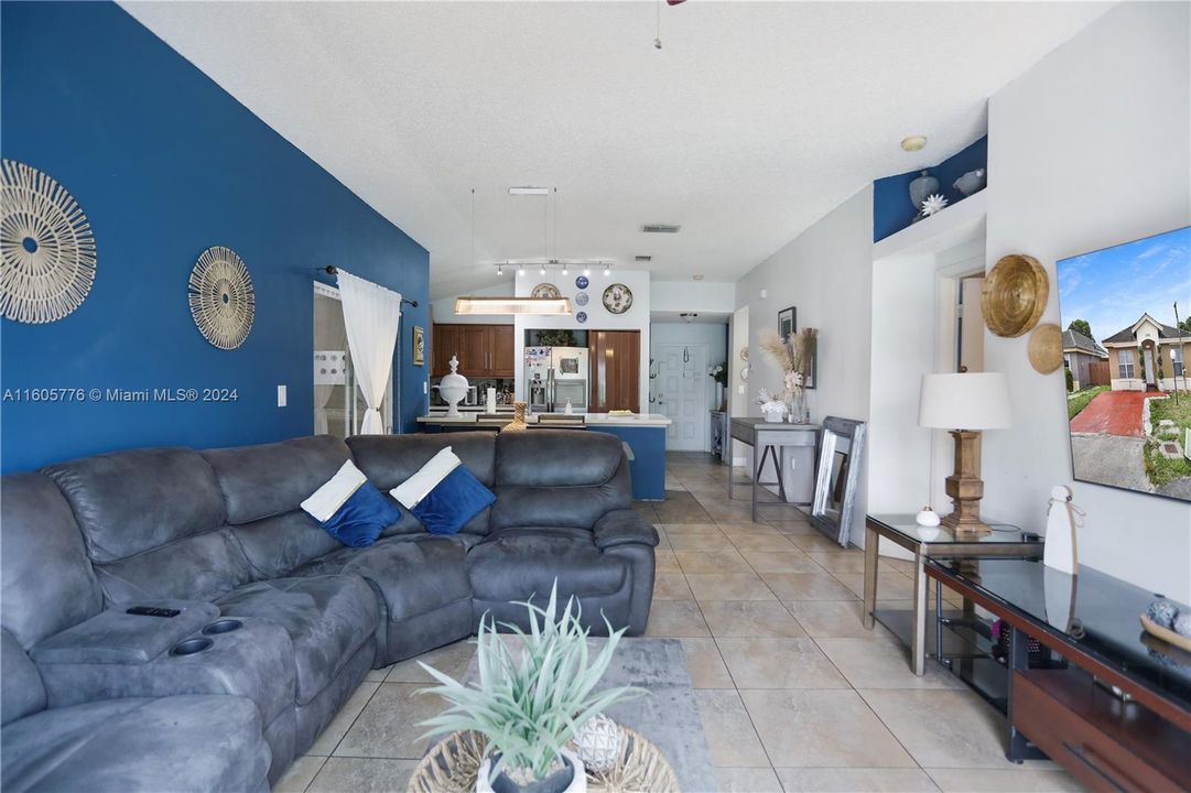 For Sale: $465,000 (3 beds, 2 baths, 1263 Square Feet)