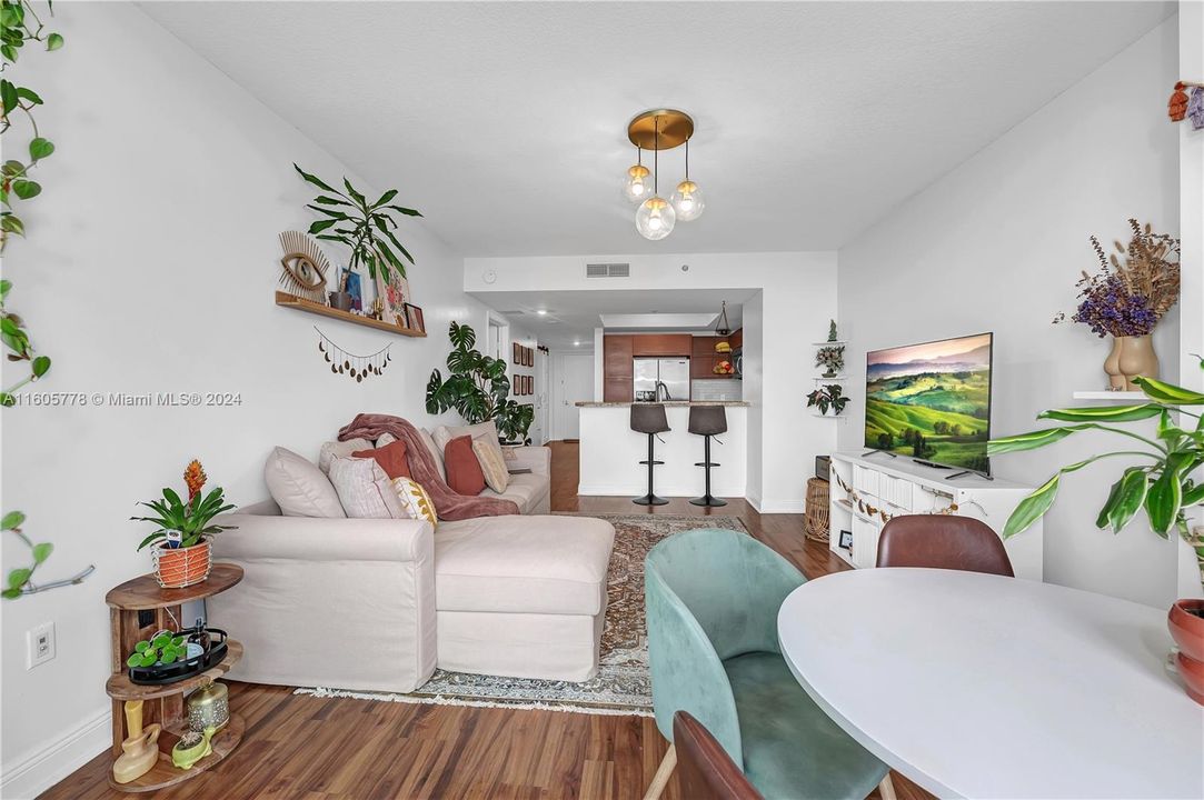 For Sale: $320,000 (1 beds, 2 baths, 954 Square Feet)