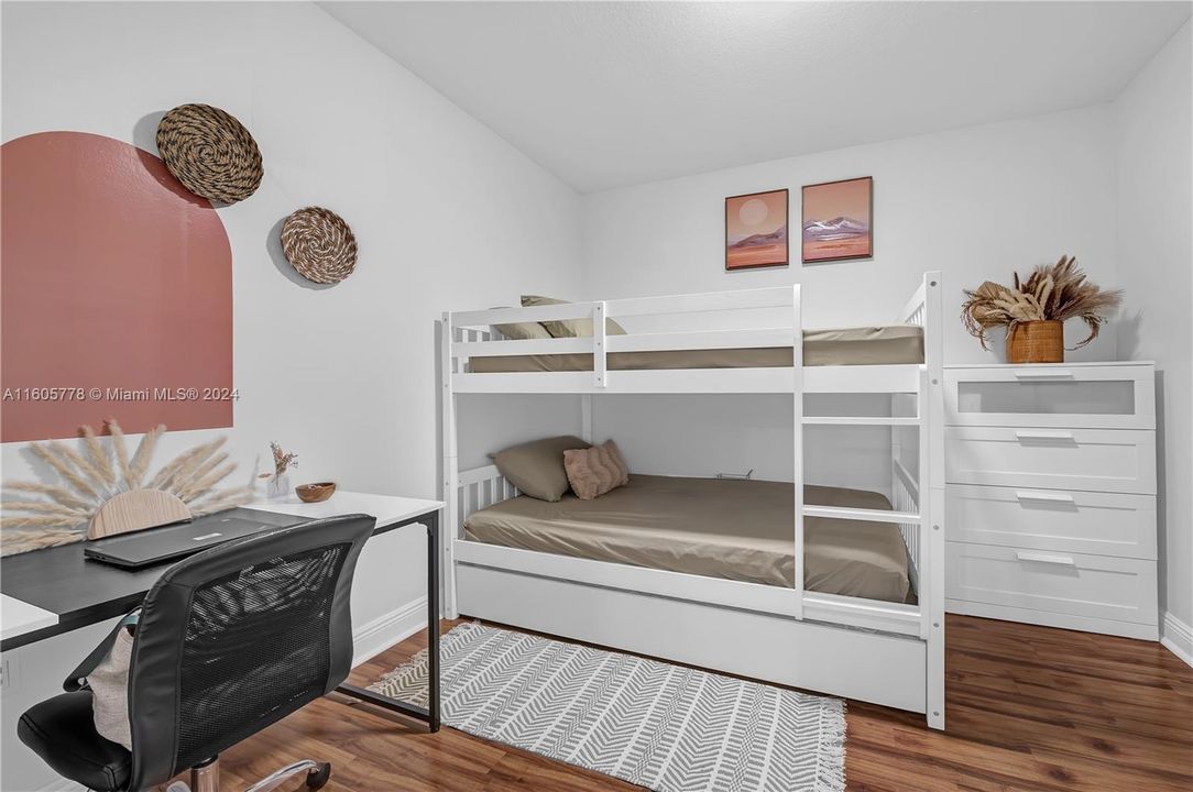 For Sale: $310,000 (1 beds, 2 baths, 954 Square Feet)