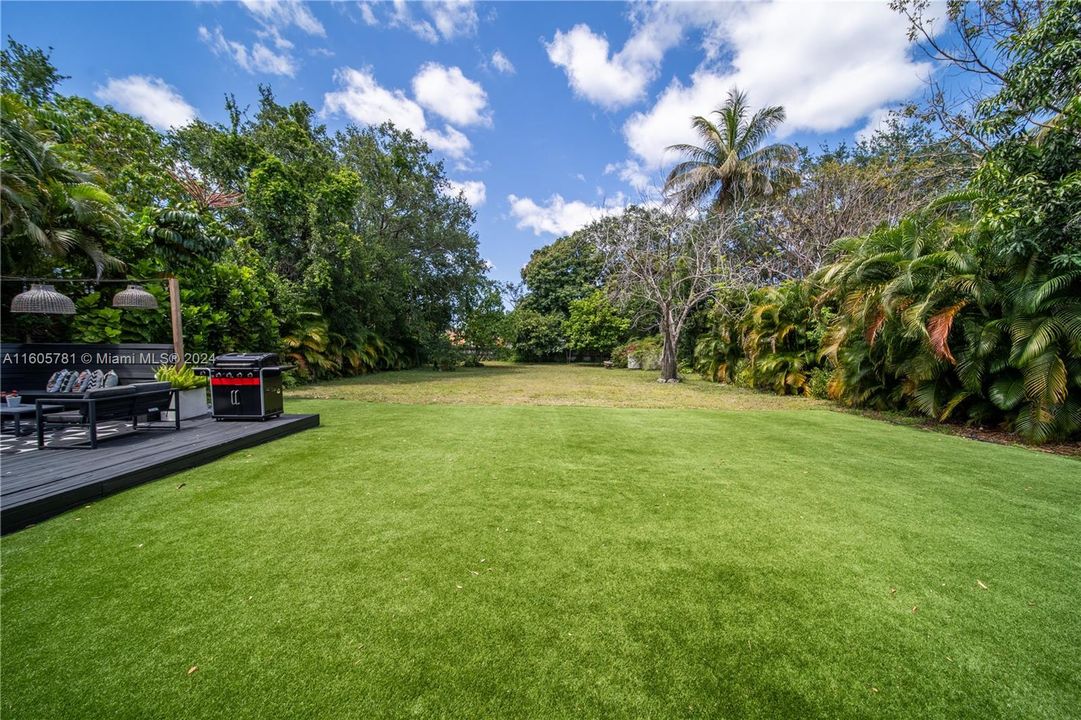 For Sale: $890,000 (3 beds, 2 baths, 1985 Square Feet)