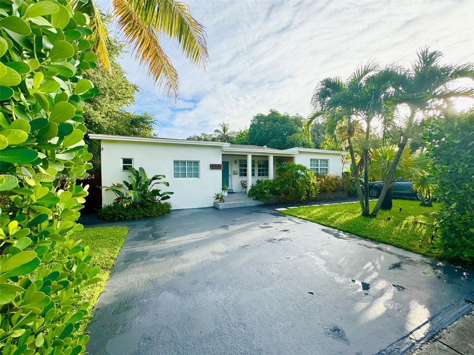 For Sale: $890,000 (3 beds, 2 baths, 1985 Square Feet)