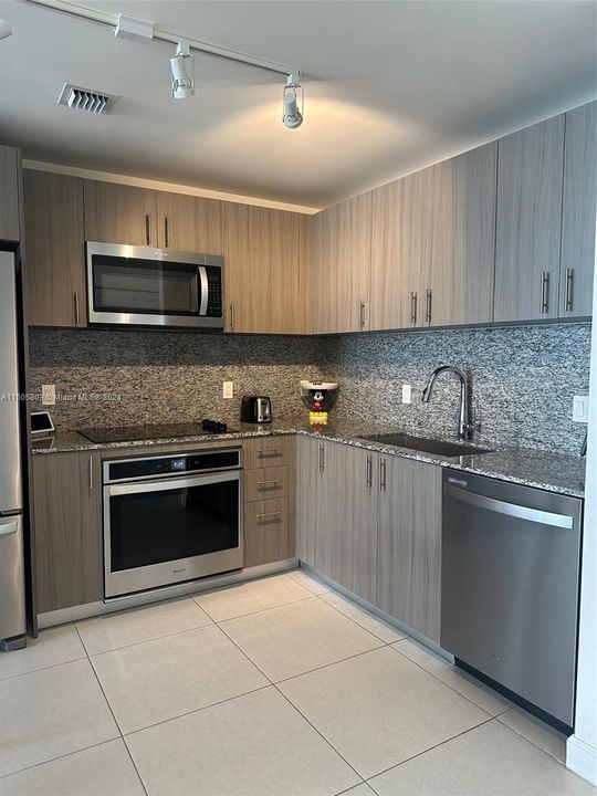 For Rent: $3,500 (1 beds, 1 baths, 650 Square Feet)