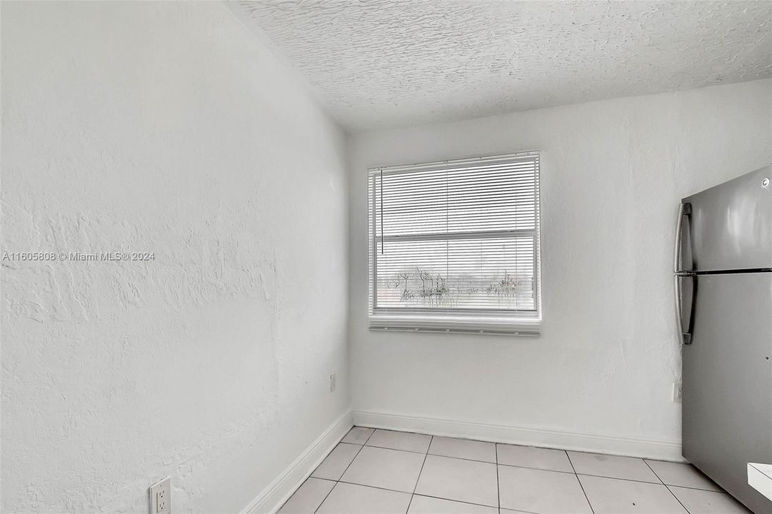 Active With Contract: $1,250 (1 beds, 1 baths, 400 Square Feet)