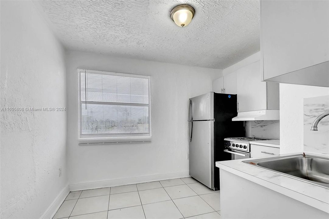 Active With Contract: $1,250 (1 beds, 1 baths, 400 Square Feet)