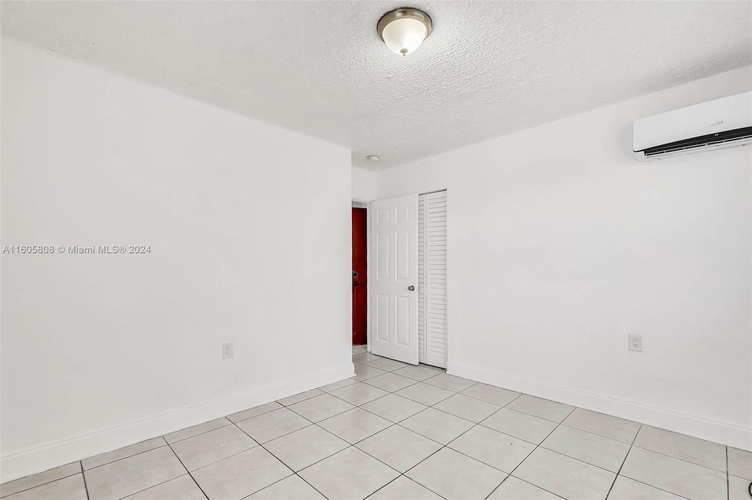 Active With Contract: $1,250 (1 beds, 1 baths, 400 Square Feet)